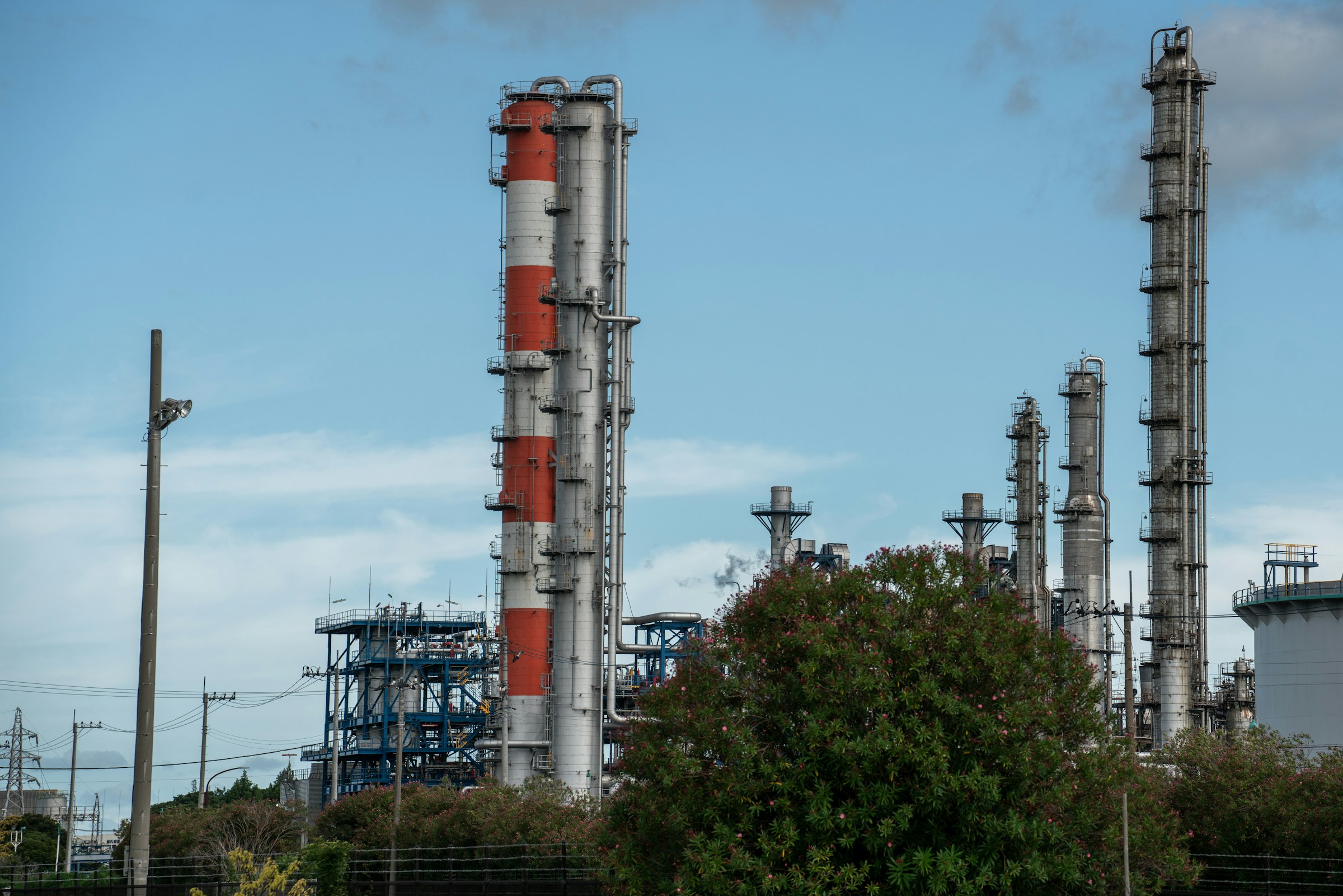 Oil refinery with distillation columns